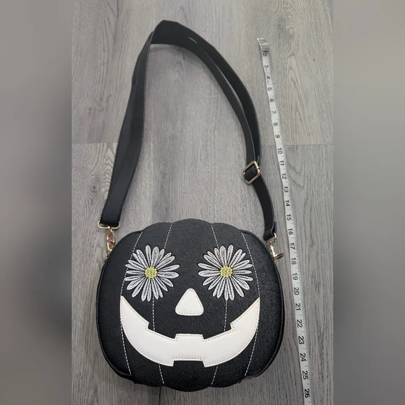 Backstitch Bruja Daisy Pumpkin Crossbody Backpack SOLD OUT Springween Halloween - Picture 13 of 15
